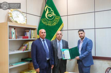 العتبة العلوية المقدسة تكرّم تدريسيًّا من الجامعة الإسلامية