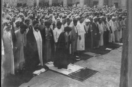 السيد ابو الحسن الاصفهاني يؤمى بالمصلين في الروضة الحيدرية المطهرة