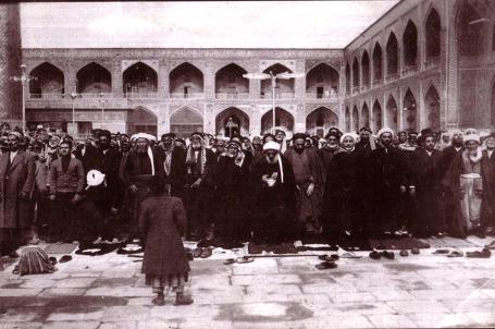المرحوم الفقيه الشيخ حسين مشكور توفي عام 1968 والد الفقيه الشيخ نوري مشكور يصلي الجماعة في الصحن العلوي المطهر
