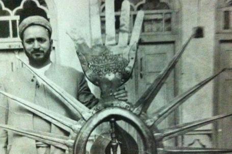 منظر الكف والإكليل الذهبي فوق القبة المطهرة