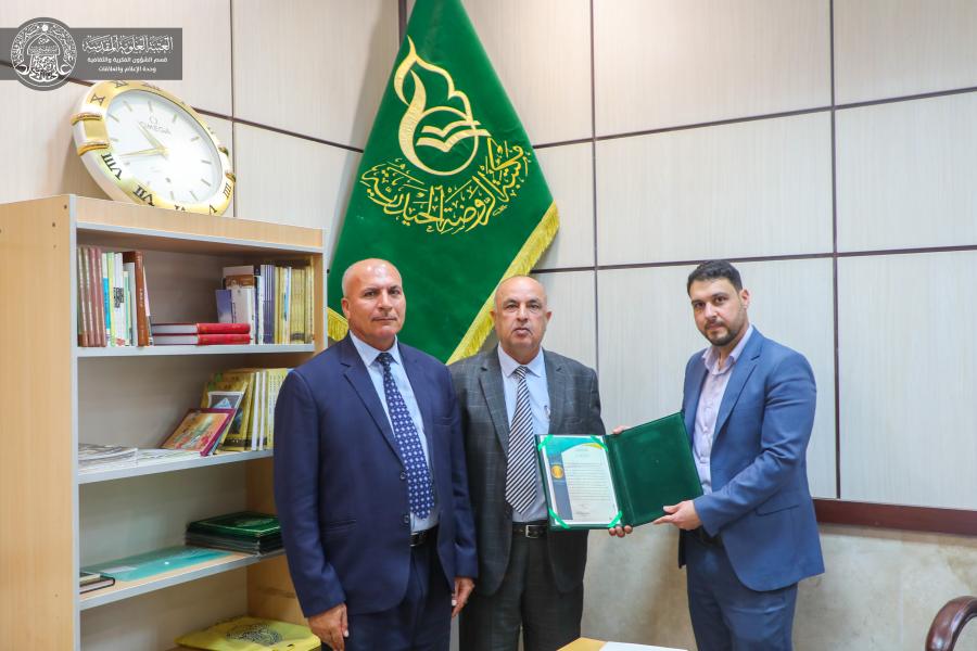 العتبة العلوية المقدسة تكرّم تدريسيًّا من الجامعة الإسلامية