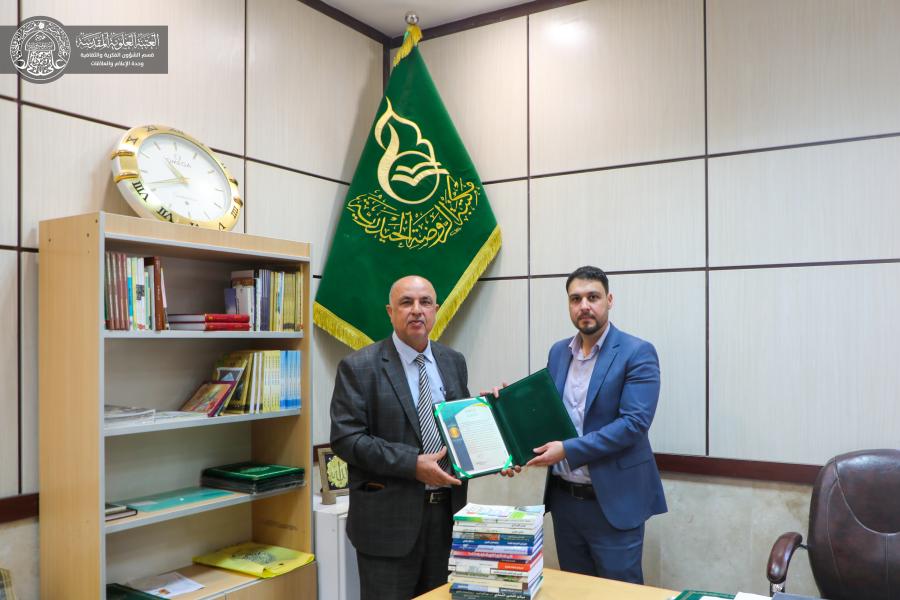 العتبة العلوية المقدسة تكرّم تدريسيًّا من الجامعة الإسلامية