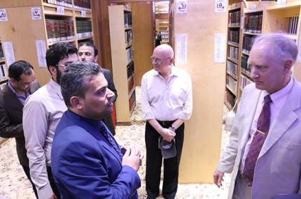 استاذ العلوم السياسية في جامعة روتفرز الامريكية داخل أروقة مكتبة الروضة الحيدرية