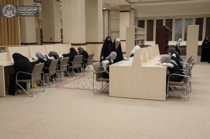 الكادر التربوي والطلابي في مدرسة المتنبي للبنات يزور مكتبة الروضة الحيدرية المطهّرة
