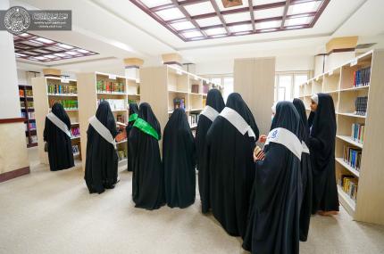 وفد طالبات مركز الحوراء زينب (عليها السلام) من كربلاء يزور المكتبة النسوية في مكتبة الروضة الحيدرية