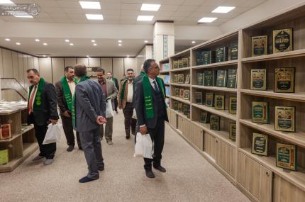  ضيوف مهرجان الاحتفاء باليوم العالمي للغة العربية يطّلعون على المصادر العلمية في مكتبة الروضة الحيدرية