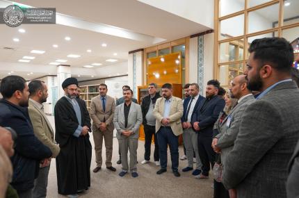 وفد من أساتيذ جامعة الموصل وطلبتها يزور مكتبة الروضة الحيدرية
