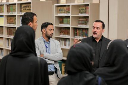 وفدٌ متعدد الجنسيات يبدي إعجابه بالتنوع العلمي والثقافي بمكتبة الروضة الحيدرية في العتبة العلوية المقدسة