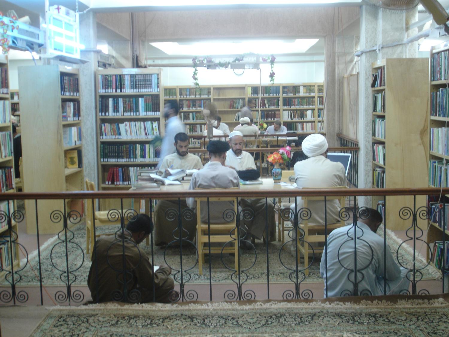 في بدايات تأسيس المكتبة 