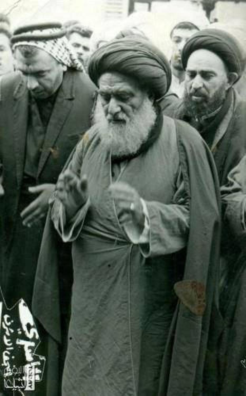 السيد ( قدس سره ) يقيم صلاة الجماعة