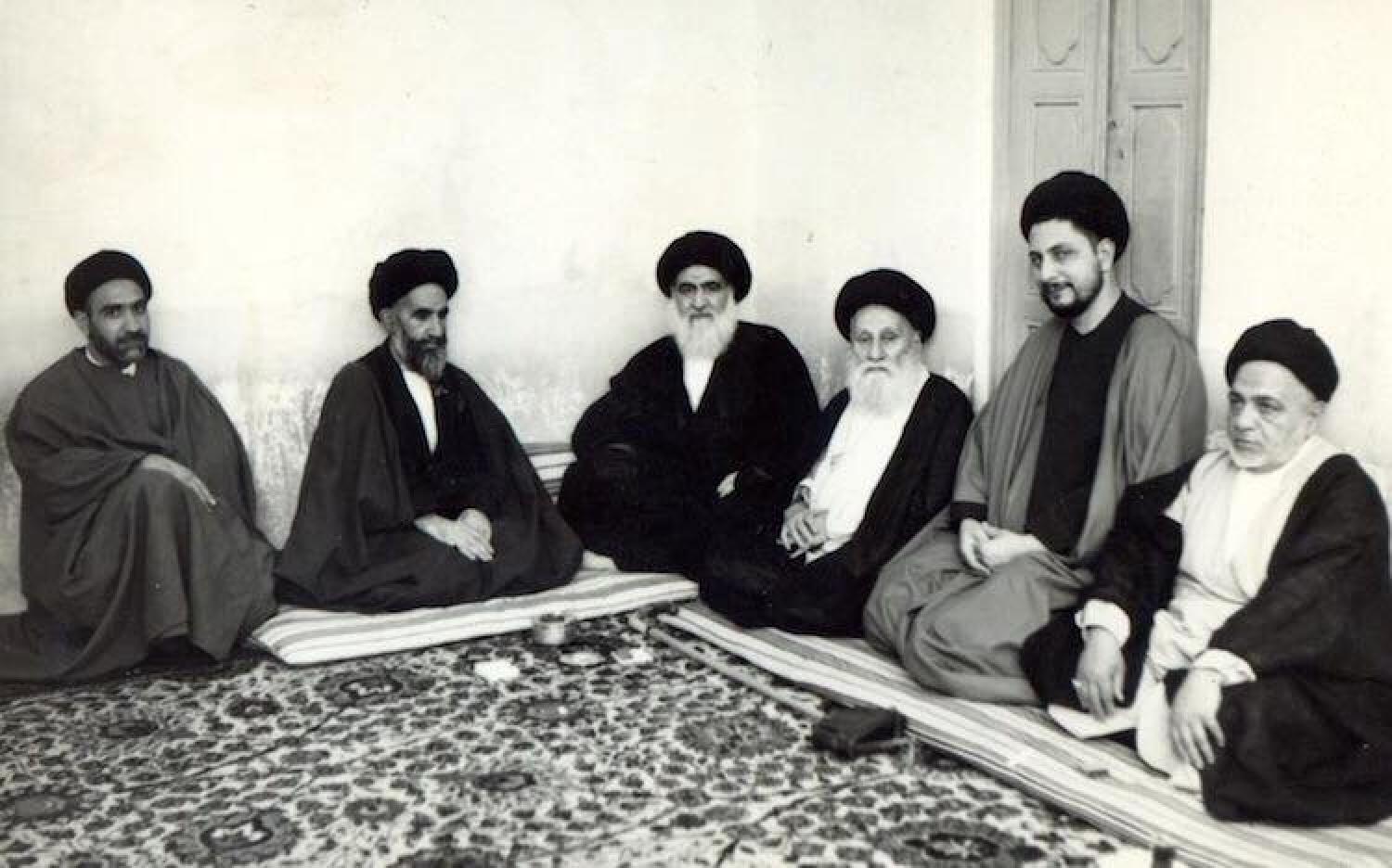 السيد الخوئي والى يساره السيد موسى الصدر  (قدس سرهما )