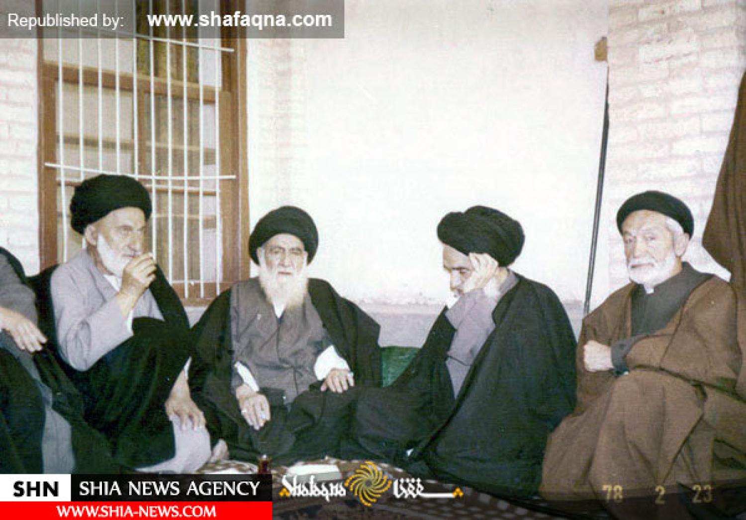 السيد الخوئي (قدس سره ) و الى يساره السيد علي السيستاني ( دام ظله )