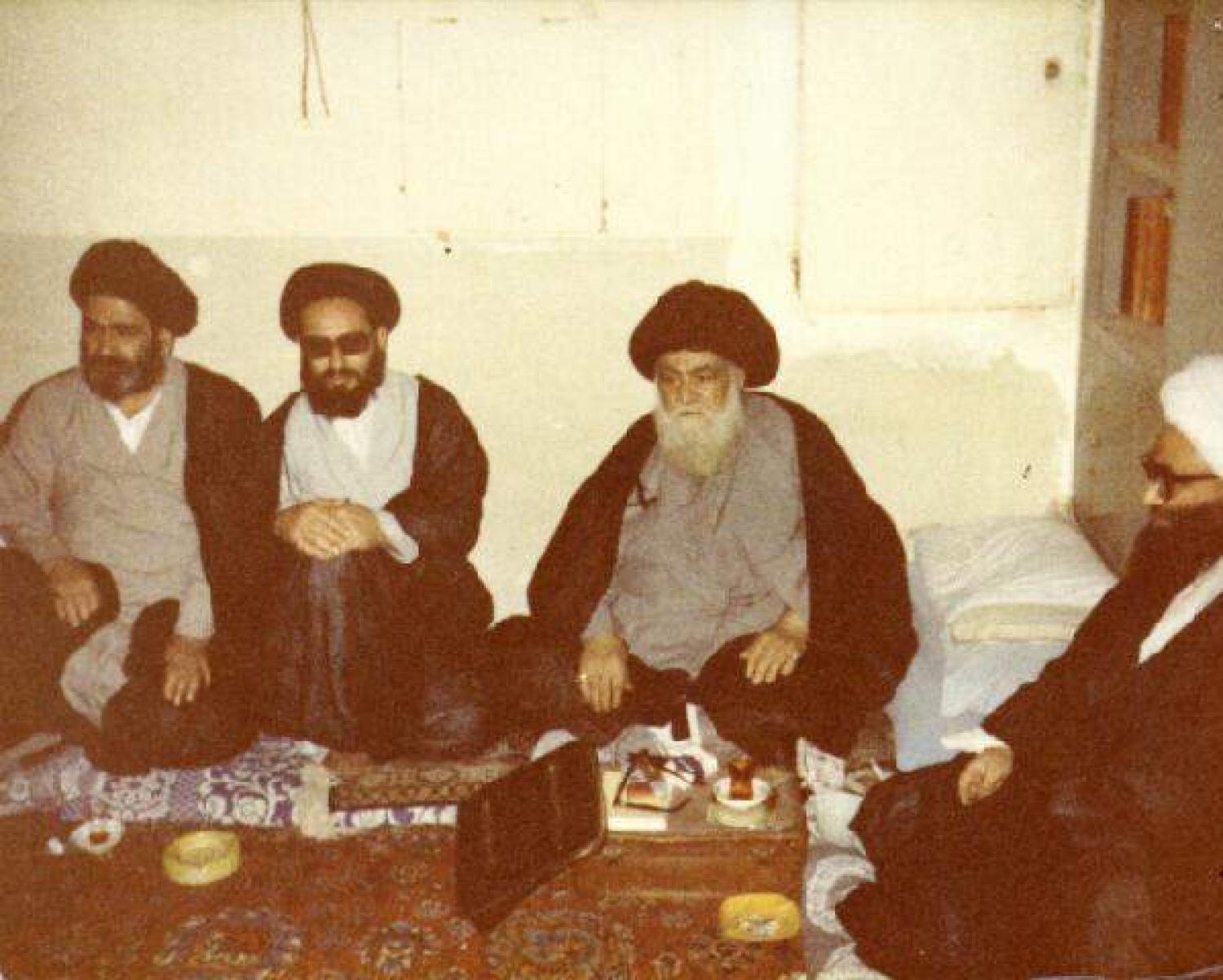 السيد ( قدس سره ) يتصدر المجلس و الى جنبه مجموعة من تلامذته 