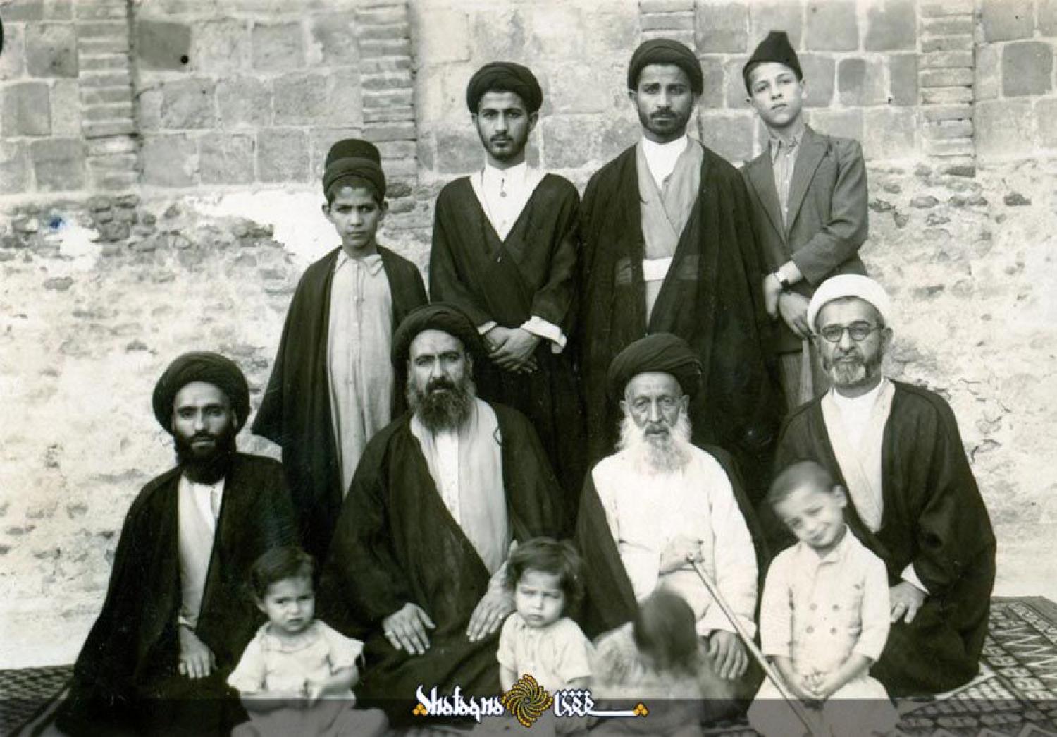 صور له (قدس سره ) ايام شبابه و بين بعض افراد عائلته
