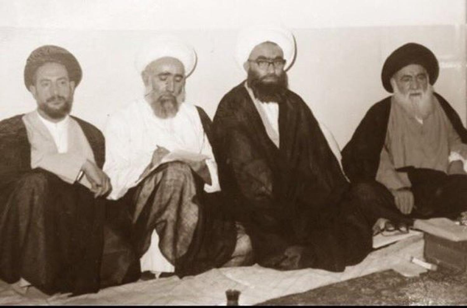 السيد ( قدس سره ) و الى جنبه بعض تلامذته يتصدرهم الشيخ الغروي ( قدس سره )