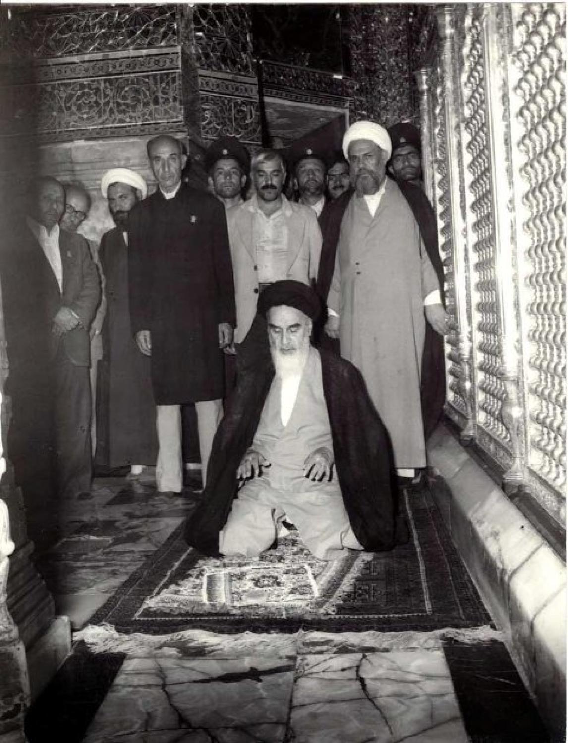 عند ضريح الامام علي عليه السلام