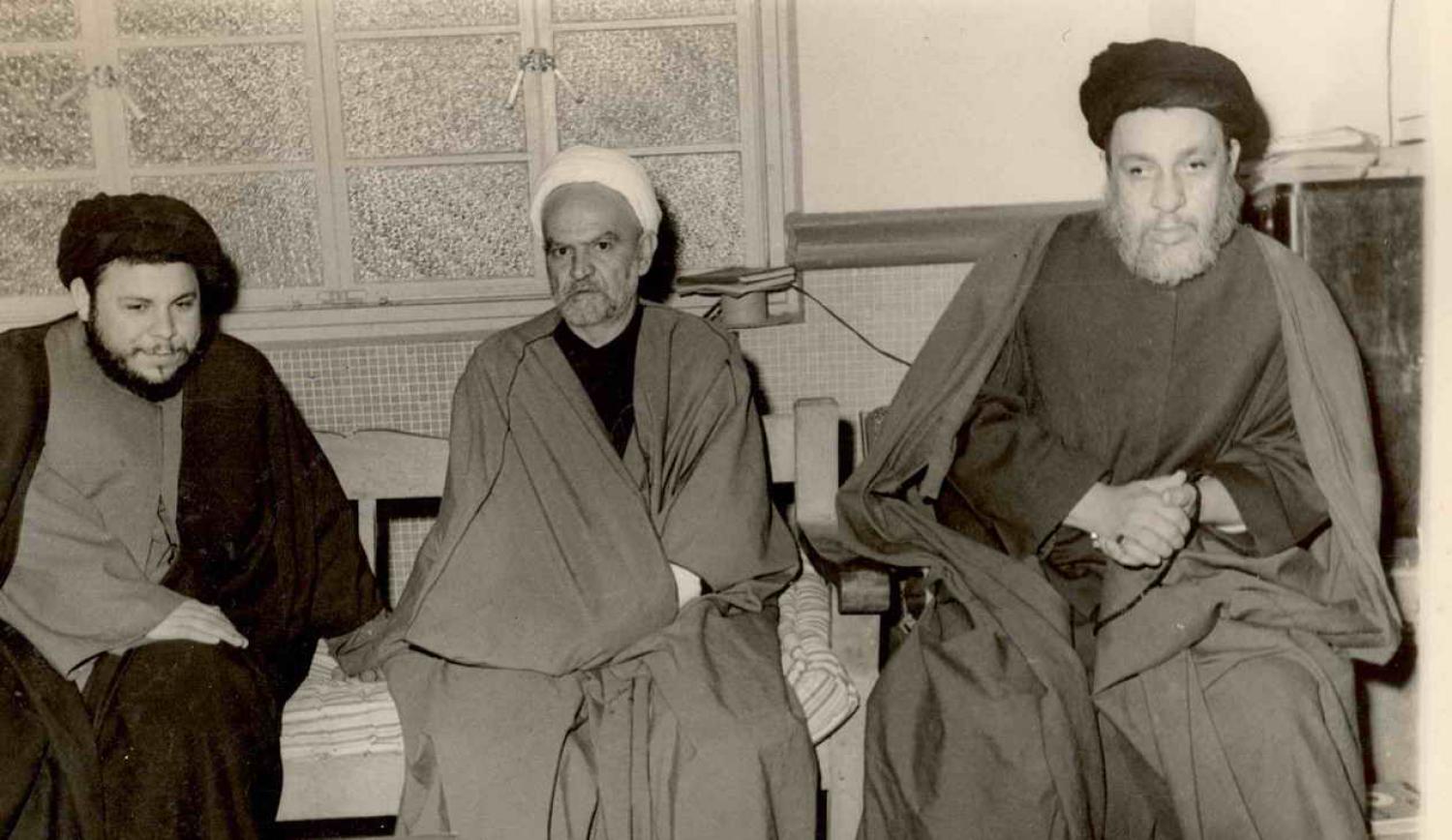 مع اخيه السيد اسماعيل الصدر و الشيخ محمدجواد مغنية ( قدست اسرارهم ) 