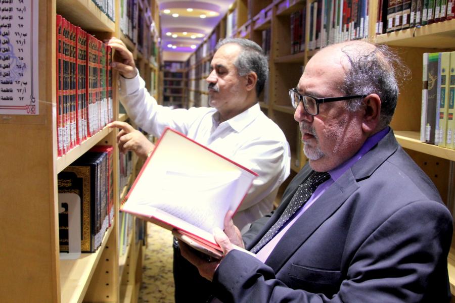 تربوي وتدريسي مدينة الكوت مركز محافظة واسط في رحاب مكتبة الروضة الحيدرية 