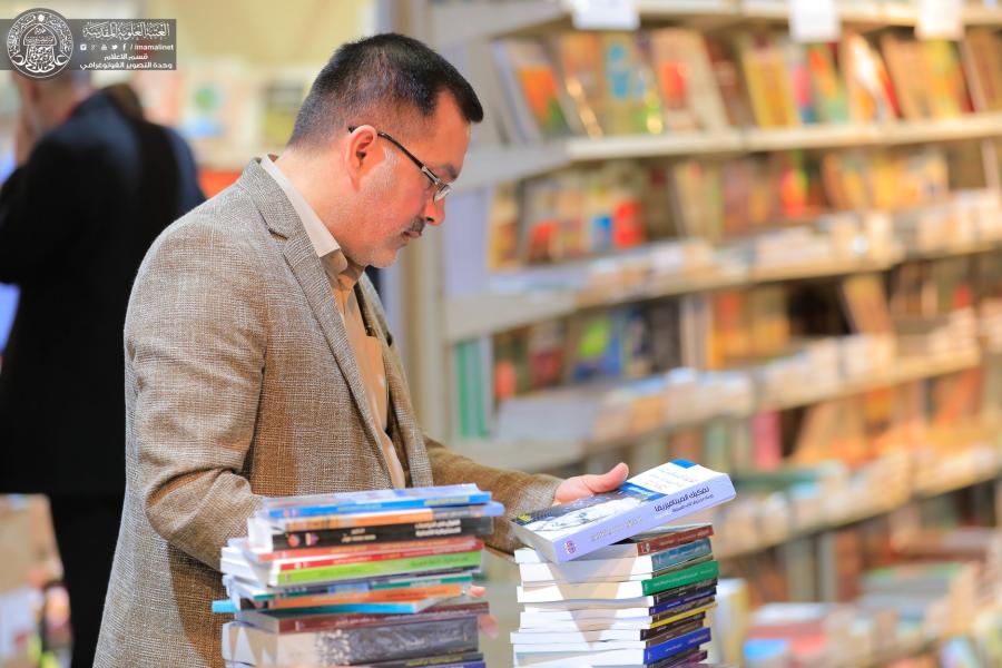 آلاف الكتب تقتنيها مكتبة الروضة الحيدرية من معرض بغداد الدولي