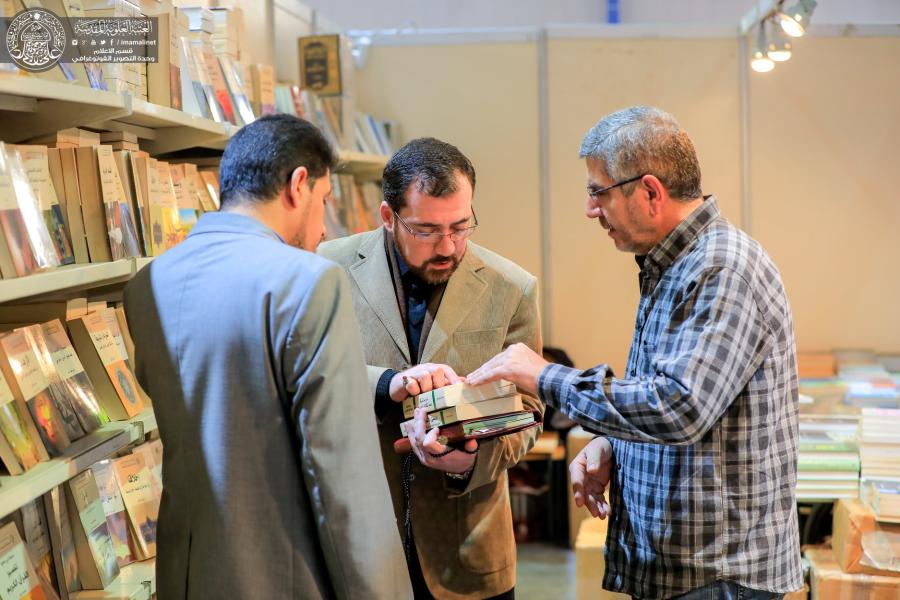 آلاف الكتب تقتنيها مكتبة الروضة الحيدرية من معرض بغداد الدولي