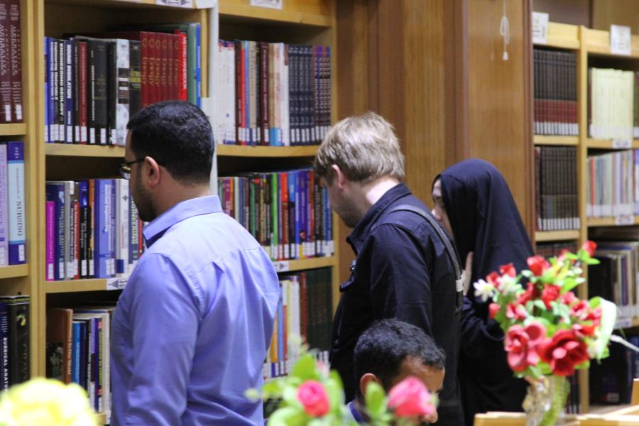 باحث وكاتب بريطاني مهتم في الشؤون العراقية  يزور مكتبة الروضة الحيدرية