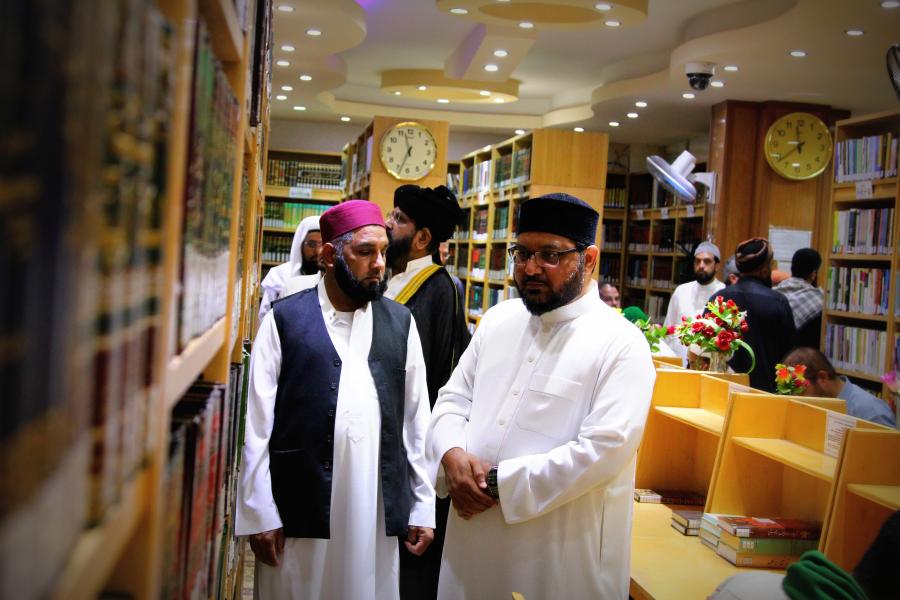 وفد أئمة المساجد من بريطانيا في ضيافة مكتبة الروضة الحيدرية.