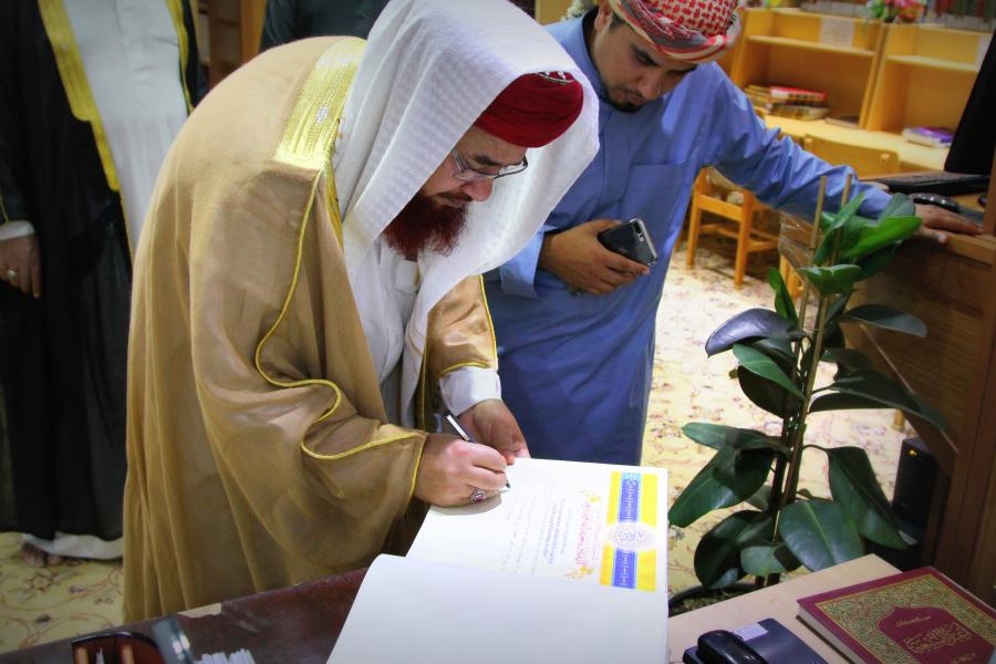 وفد أئمة المساجد من بريطانيا في ضيافة مكتبة الروضة الحيدرية.