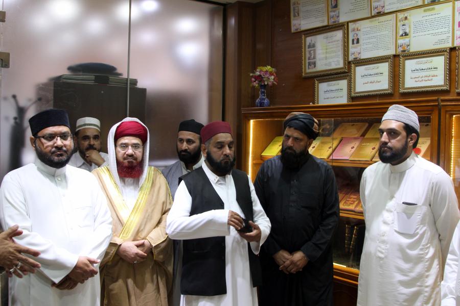 وفد أئمة المساجد من بريطانيا في ضيافة مكتبة الروضة الحيدرية.