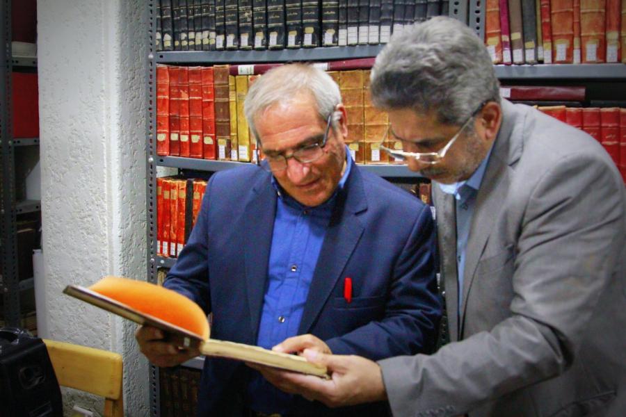 الدكتور أسد الله أشتياني الخبير المختص في الوثائق التاريخية في ضيافة مكتبة الروضة الحيدرية.