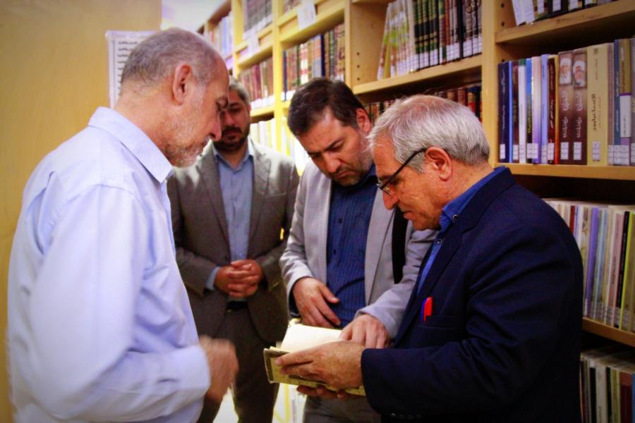 الدكتور أسد الله أشتياني الخبير المختص في الوثائق التاريخية في ضيافة مكتبة الروضة الحيدرية.