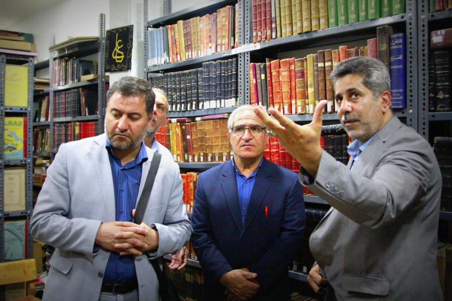 الدكتور أسد الله أشتياني الخبير المختص في الوثائق التاريخية في ضيافة مكتبة الروضة الحيدرية.