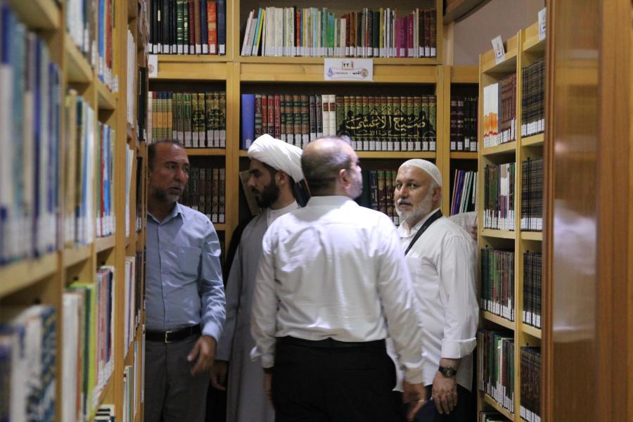 وفد مشترك من أذربجان وتركيا ومجموعة من الشعراء والادباء يزور مكتبة الروضة الحيدرية 
