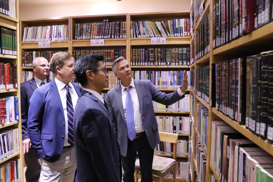 مكتبة الروضة الحيدرية التابعة لقسم الشؤون الفكرية والثقافية في العتبة العلوية المقدسة تستضيف وفداً من الأساتذة