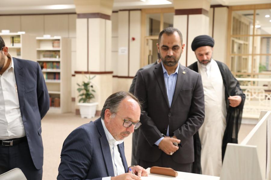 المكتبة الحيدرية تسـتقبل الوفـود الأوربية