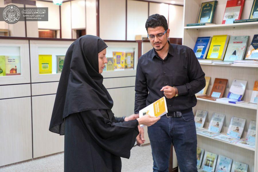 زائرة رومانية تزور وحدة الترجمة في العتبة العلوية المقدسة
