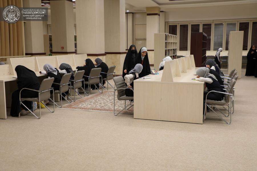 الكادر التربوي والطلابي في مدرسة المتنبي للبنات يزور مكتبة الروضة الحيدرية المطهّرة