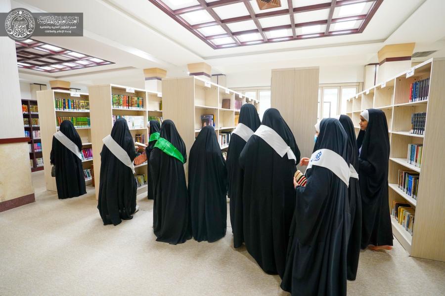 وفد طالبات مركز الحوراء زينب (عليها السلام) من كربلاء يزور المكتبة النسوية في مكتبة الروضة الحيدرية