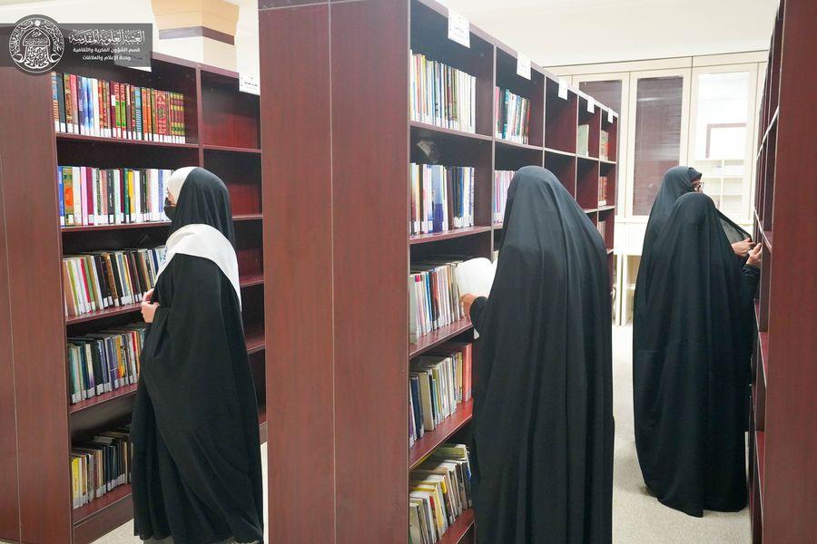 وفد طالبات مركز الحوراء زينب (عليها السلام) من كربلاء يزور المكتبة النسوية في مكتبة الروضة الحيدرية