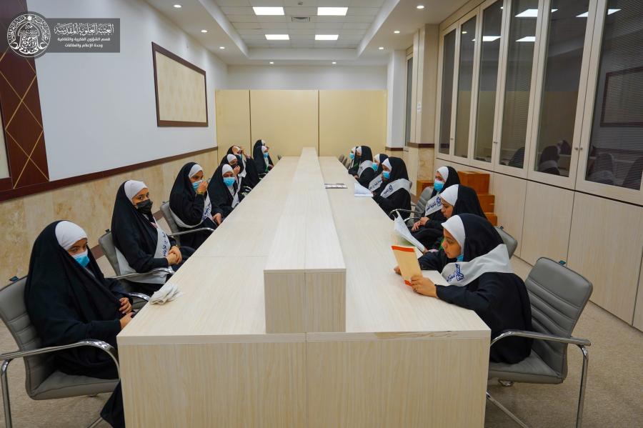 وفد طالبات مركز الحوراء زينب (عليها السلام) من كربلاء يزور المكتبة النسوية في مكتبة الروضة الحيدرية