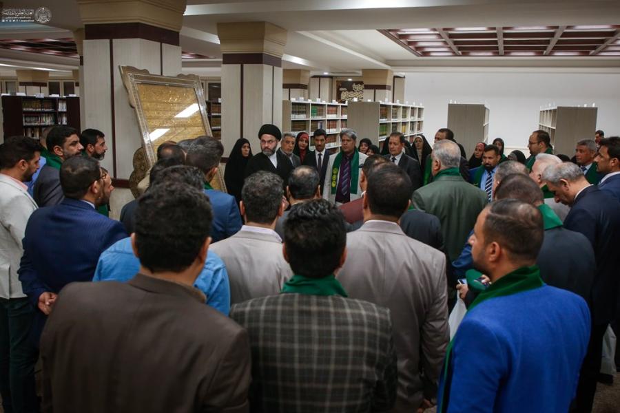  ضيوف مهرجان الاحتفاء باليوم العالمي للغة العربية يطّلعون على المصادر العلمية في مكتبة الروضة الحيدرية