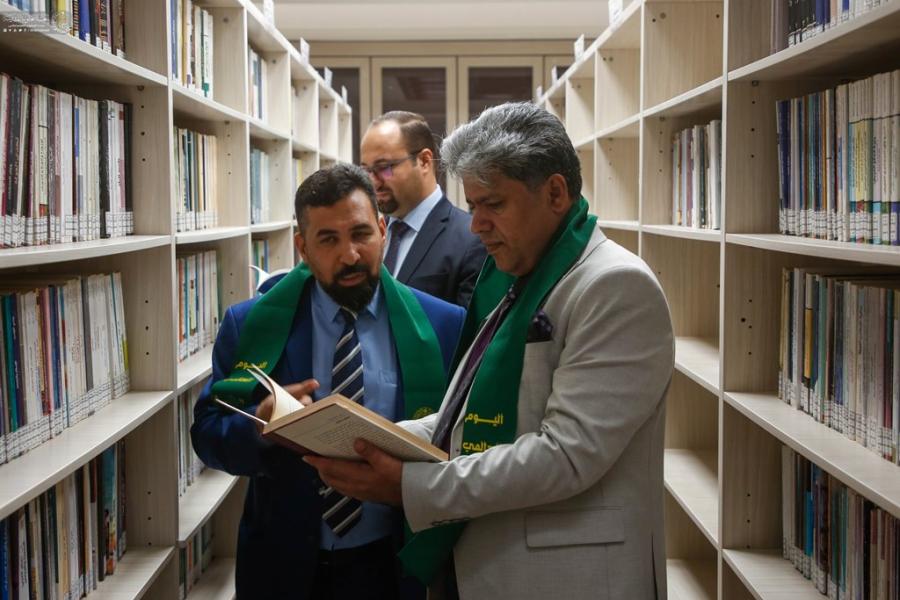  ضيوف مهرجان الاحتفاء باليوم العالمي للغة العربية يطّلعون على المصادر العلمية في مكتبة الروضة الحيدرية