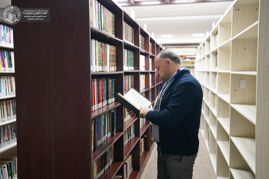 وفد من أساتيذ جامعة الموصل وطلبتها يزور مكتبة الروضة الحيدرية