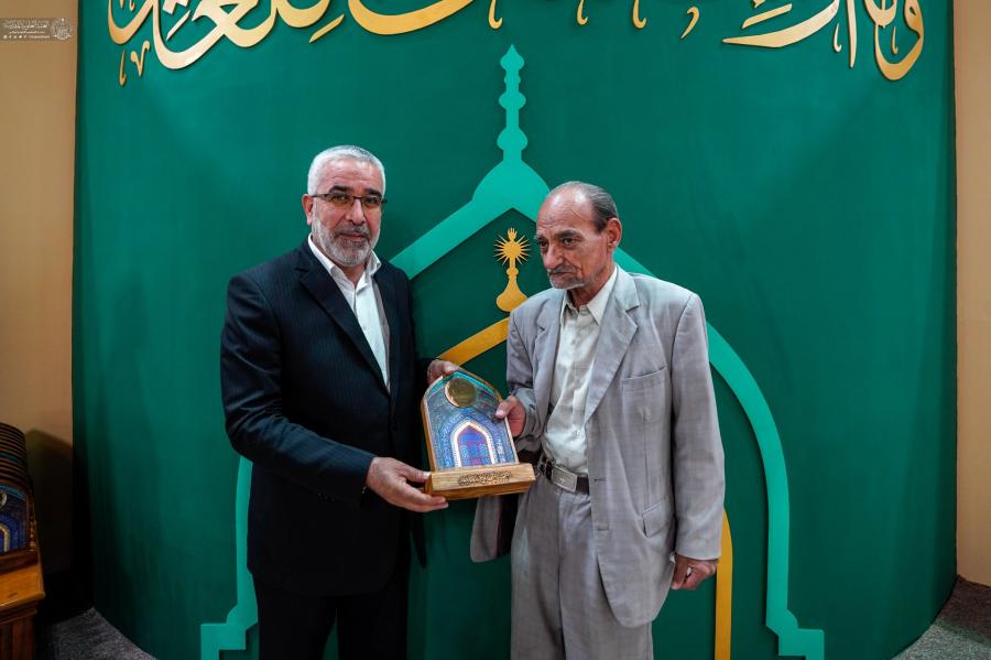 ضمن فعاليات أسبوع الصادقَين الدَّولي الأمانة العامة للعتبة العلوية المقدسة تكرم احد رواد مكتبة الروضة الحيدرية المقدسة