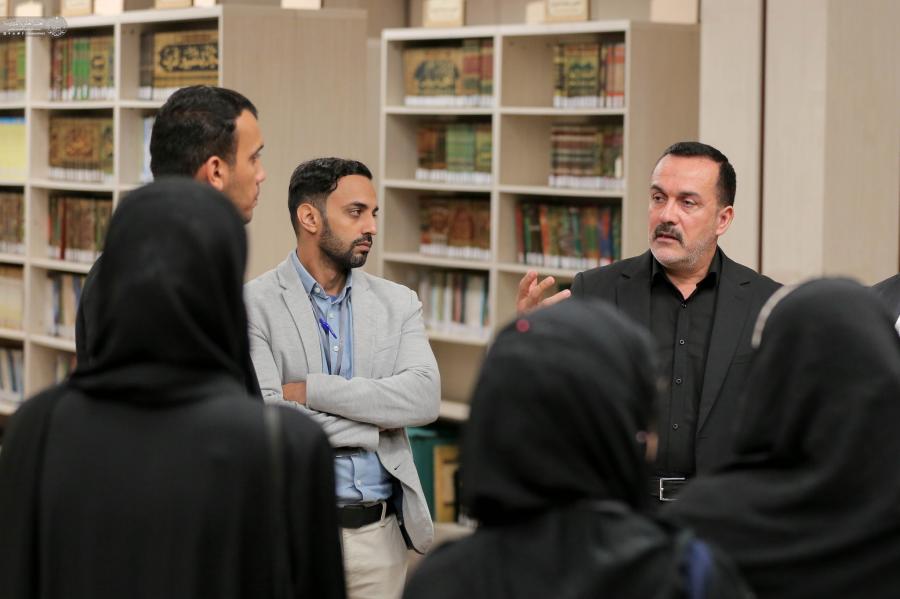 وفدٌ متعدد الجنسيات يبدي إعجابه بالتنوع العلمي والثقافي بمكتبة الروضة الحيدرية في العتبة العلوية المقدسة